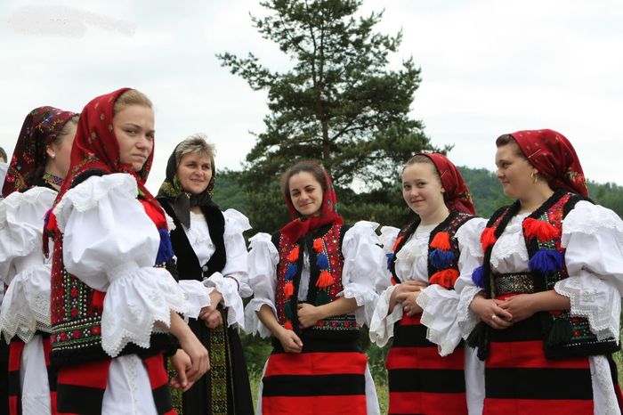 ţifrăşag; = podoabă, ornament, împestriţătură sau frumuseţe închipuită, moft:“Cal fără ţifrăşag/Capu’ fără comănac” ;“Nu mai îmble cu atîtea ţifrăşaguri”.in poză:fete din Bârsana
