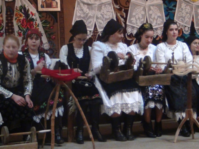 şezătoare; =adunarea fetelor şi flăcăilor,ori a femeilor măritate într-o casă,în nopţile de iarnă,cînd se petrece torcînd şi spunînd poveşti,glume,doine şi balade.în poză:o şezătoare in Chechiş.“Când meliţam cân
