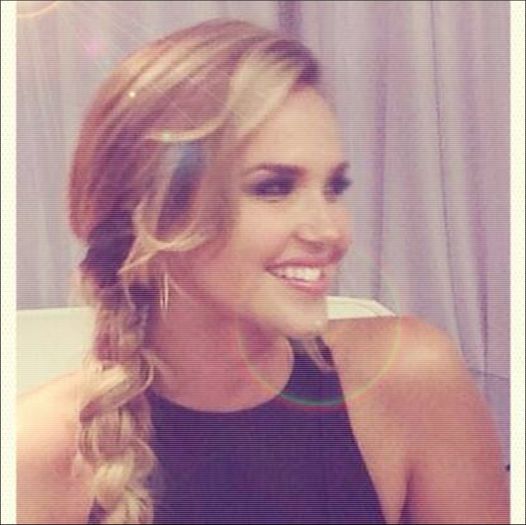 - #isi da cu ruj rosu . ce face lumeaaaaa ?????