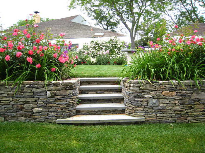 Garden-Landscaping-With-Stone-Wall - idei interesante culese de pe net B