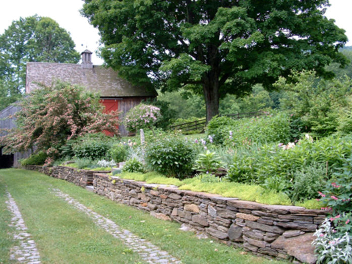 organic-garden-stone-wall-flowers - idei interesante culese de pe net B