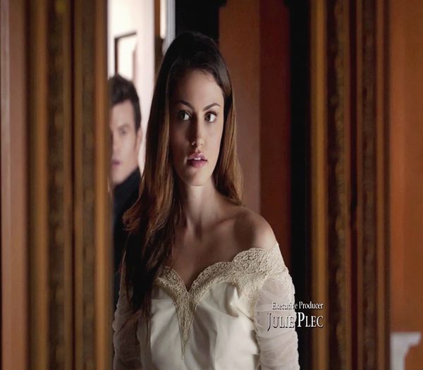 ✿ - Bine si eu. #damon. *ia coliva si mananca* Yammy e super buna.#elena