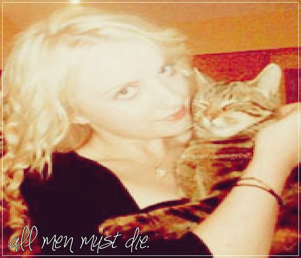 ┊deɴιι┊¤sare pe ea şi o trage de păr apoi îi leagă picioarele (cl); se ridică şi îşi pune mâinile în şolduri¤ bună treabă Denisa, bună treabă. mama trebuia să vadă asta.
