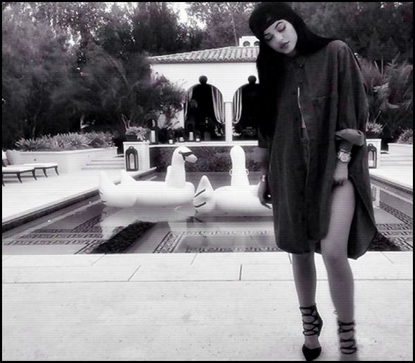 ♡ » ; #priveste in continuare ecranul laptopului fara sa scrie nimic [clk;; inchide brusc clapeta laptopului ; nu pot face asta .. x_X
