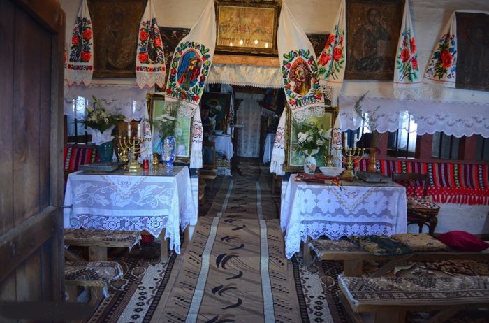 Tricozănie; a face tricozănii = a face ceva nepermis, amendabil.&quot;Griji mă pruncule,să nu-mi faci oarice tricozănii pă la beserica!&quot;.in poză:pronaosul bisericii din Plopiş,comuna Sişeşti.
