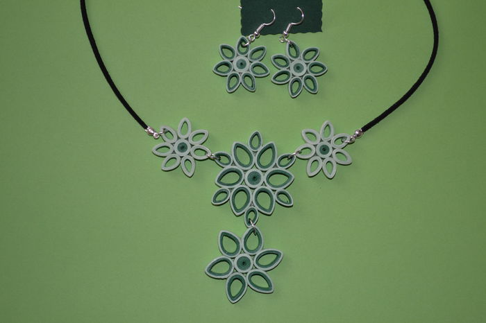 14; Set bijuterii Quilling, lacuit pentru rezistenta. Pret: 30 lei
