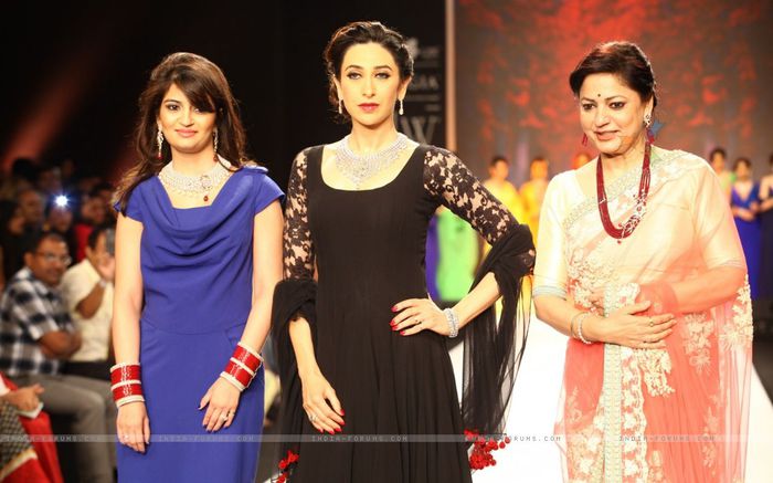 289911-karisma-kapoor-walks-the-ramp-at-iijw-2013-day-4