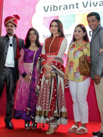 Karisma-Kapoor-in-Anarkali-at-2013-Vibrant-Vivah-Wedding-Festival