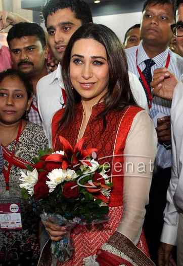 Karisma-Kapoor-in-Anarkali-at-Vibrant-Vivah-Wedding-Festival-20131