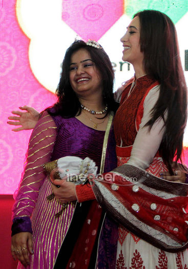 karisma-kapoor-visits-vibrant-vivah-wedding-festival-2013-1-15