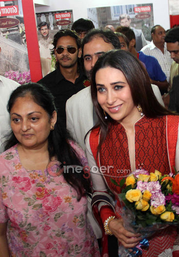 karisma-kapoor-visits-vibrant-vivah-wedding-festival-2013-1-16 - Karisma Kapoor