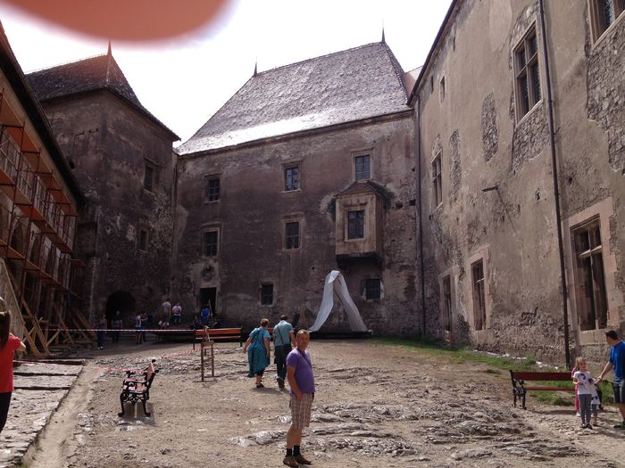 Curtea  Castelului Corvinilor - ROMANIA MARE