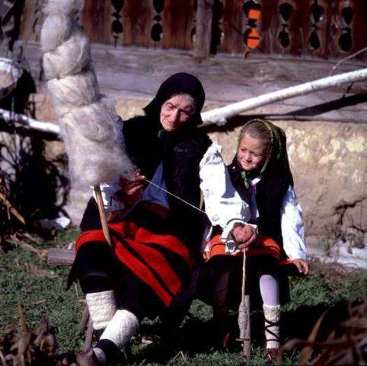 Ceapsă; =boneta pt femei,cu ornamente;Tîrgul cepsălor din septembrie,de la Asuajul de Sus,azi a devenit Tîrgul cepelor.in poza:o fetita cu strabunica ei,in Asuajul de Sus
