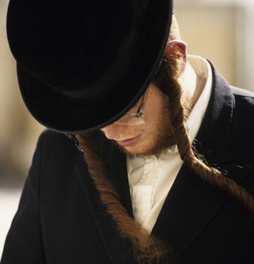 jid sau jidov; =evreu;intre1800-1900 in MM a trait o comunitate semnificativa de evrei.“…aproape întregul produs al muncii ţăranului pt’ică în mâna jidului”,zicea Papahagi,in1925.in poza:un evreu-ortodox
