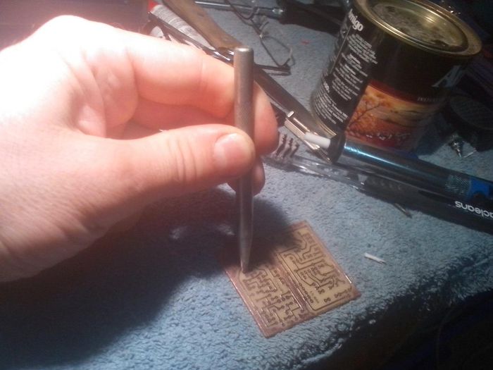 iucastău; =dorn, priboi,unealtă ascuţită cu care se fac găuri în cercurile de fier
