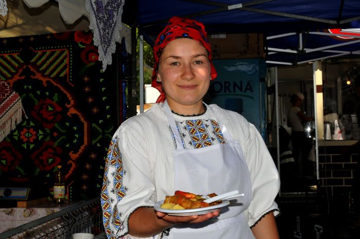 Adinte; =adineaori, cu puţin înainte, de curînd;&quot;Aieste-s piroştele;ad&#039;inte le-am tras de pe şpori&quot;.in poză:femeie din Buciumi.
