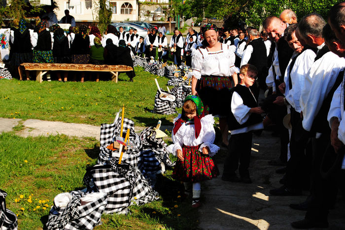 Aldui; =a binecuvînta;a lovi pe cineva,a plezni.&quot;Numa` o ţiră  si vine popa să ne alduiască bucatele&quot;.în poză:duminica Paştelui în Onceşti
