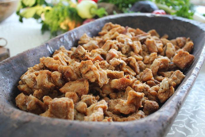 Jumări; =  Resturi comestibile rezultate din topirea slăninii de porc; se consumă reci sau în mâncare (cu ouă sau paste făinoase).
