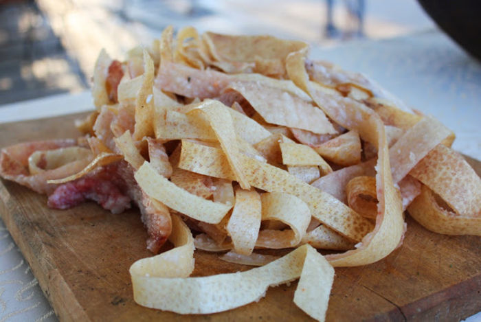 şoríc; =piele de porc pârlită sau opărită după tăierea animalului.in poză:şoríc crud cu sare
