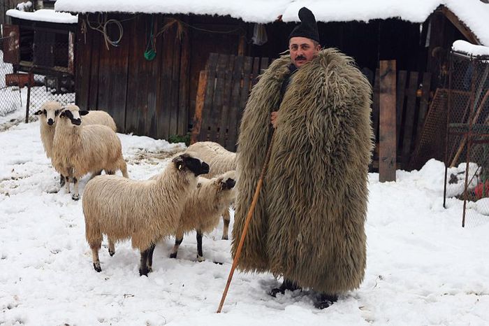 Lance; =Bota cu care îmblă păcurariu;“Şi-mi puneţi lancea la cap”
