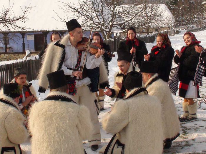 Servus toc!; =saluţi un grup la sosire sau la plecare.în poză:Vasile Godja,talentatul ceteraş din Onceşti,cîntînd la un Crăciun(a fost in finală la &quot;Romanii au talent&quot;)
