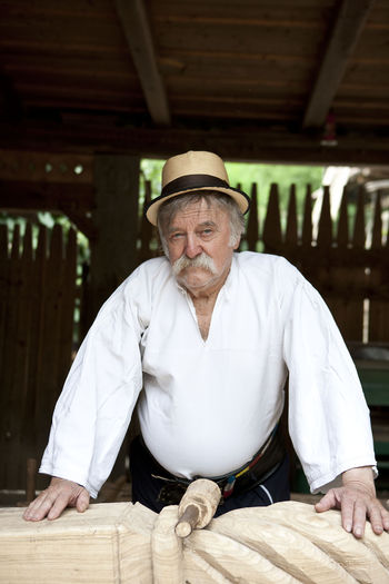 Hibă; =defect.&quot;înainte de a tăia un stejar îmi făceam cruce,mă rugam să mă ierte,promiţându-i că îi voi reda viaţa intr-o poartă,o troiţă”-Petru Godja Pupăză  sculptor din Valea Stejarului
