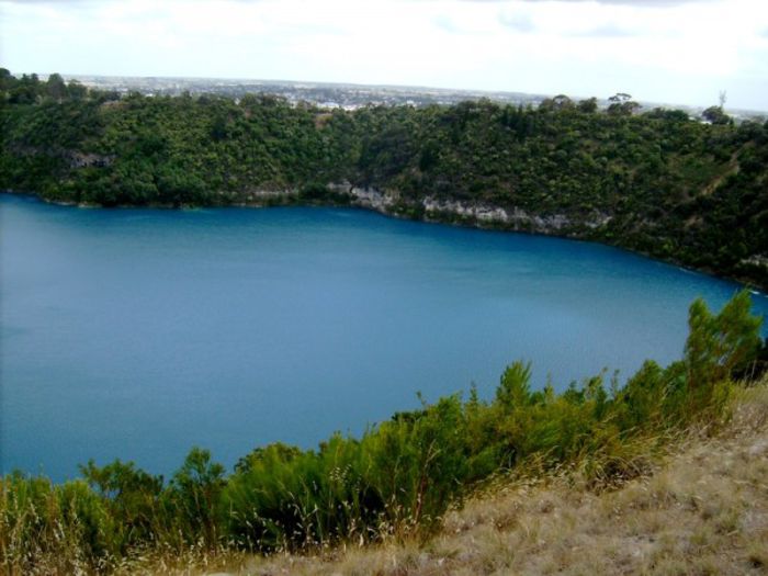 Lacul Albastru; la N-V de Baia Sprie;unic in lume prin faptul că își schimbă culoarea în funcție de lumină sau de oamenii care înoată aici
