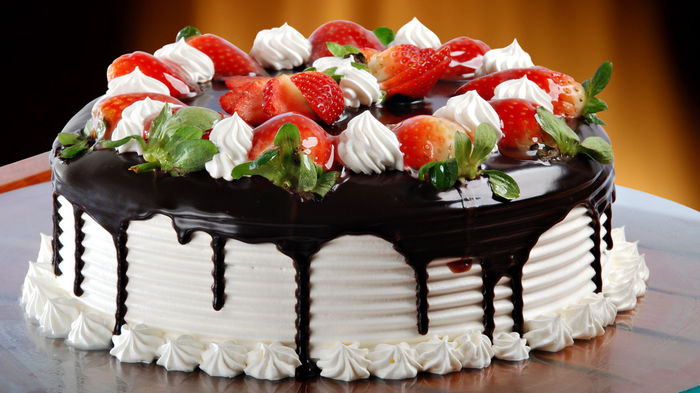 fresh_cream_cake_with_strawberries-HD1 - Cakes