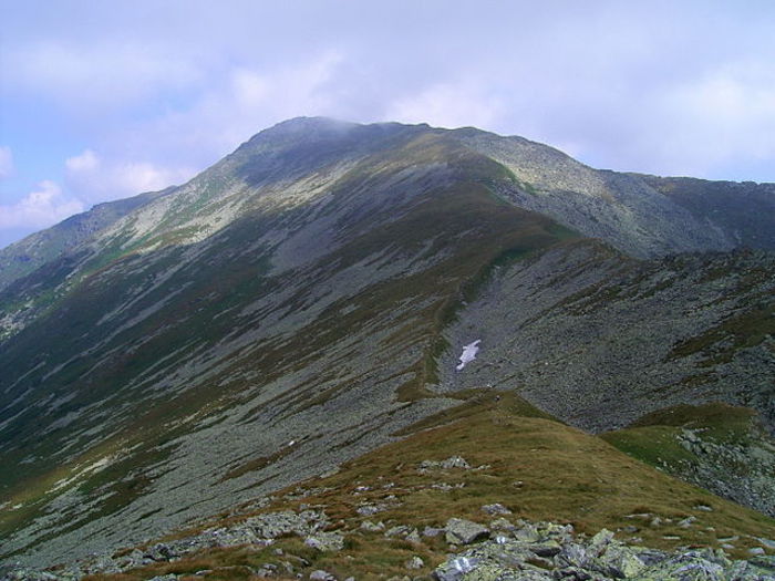 Vf.Pietrosul Rodnei; sau Pietrosul Mare este cel mai inalt din m-tii Rodnei-2303m,la hotarul intre MM si BN
