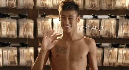 ɳҽყɱαɾ |CL *ii face cu mana cu un zambet fals, speriat*; *tuseste* E Neymar, nu Meynar.. IN fine.. *se uita scarbit la dec;olteu* Nu credeti caa sunteti putin cam...stiti dmneavoastra....EXPIRATA???
