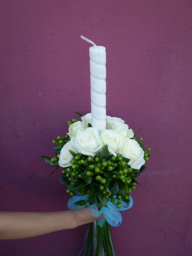 botez 220 lei; Lumanare cu trandafiri albi si hipericum verde.
