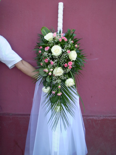 nunta 250 lei; lumanare cu trandafiri albi si minirosa si fustita din organza.
