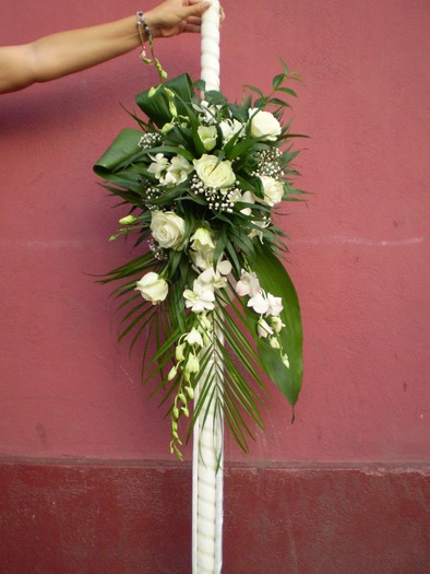 nunta; lumnare cu trandafiri si orhidee thailanda alba.
