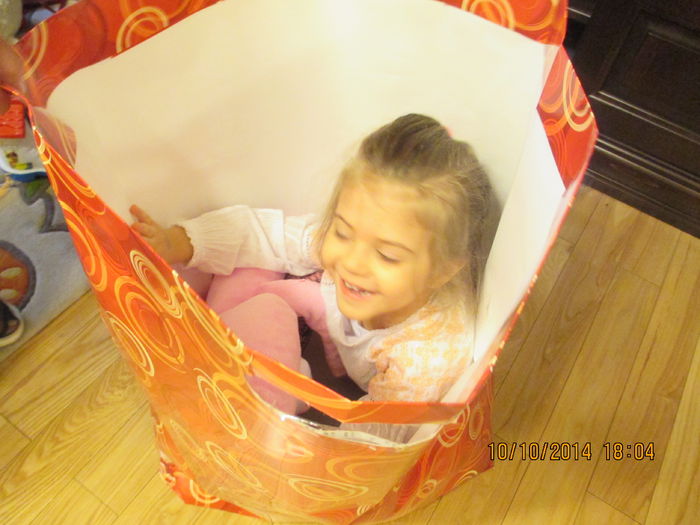 IMG_0052; Inca se mai ascunde prin cutii de ursuleti.
