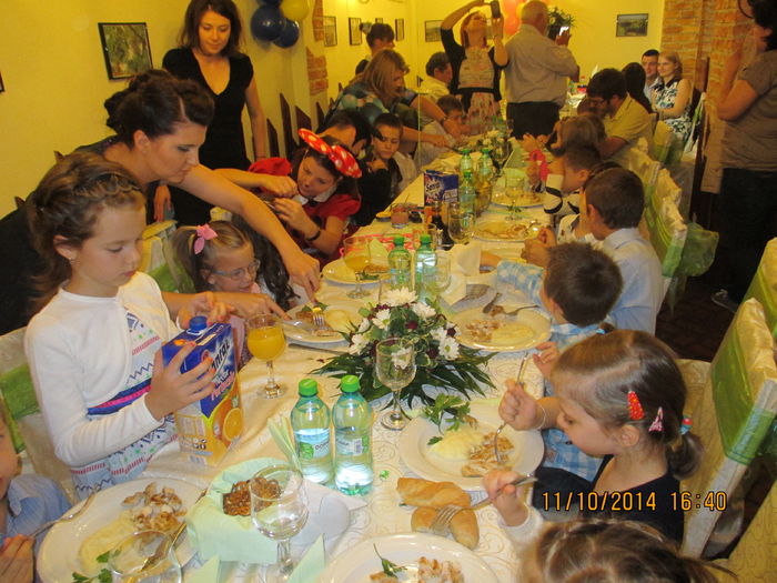 IMG_0198; .,..aici au fost pictati pe fata...
