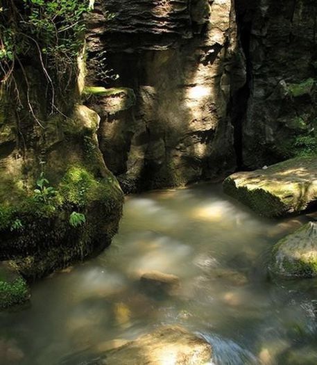 Peştera Izvorul Albastru al Izei; la 1.310 m,pe versantul N al Vf. Bătrâna.L=2.400 m;in loc.Săcel.Prezintă calcare ce datează din epoca mijlocie a paleogenului
