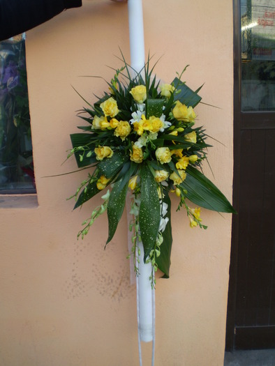 P8280879; lumanare din trandafiri galbeni orhidee thailanda si frezii.
