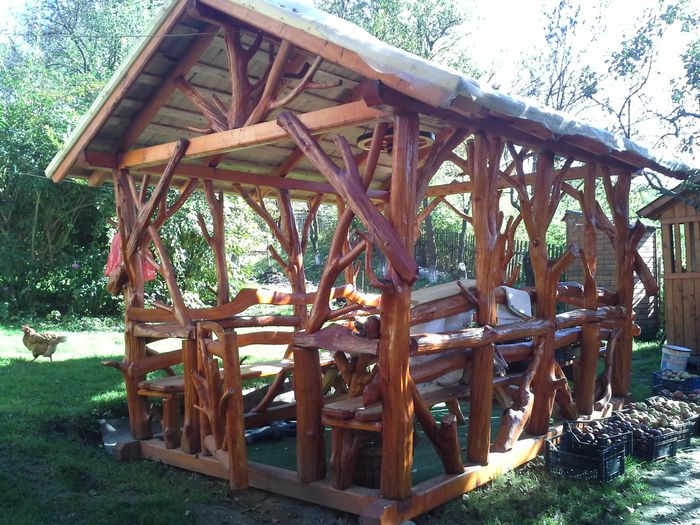 filigorie trapez; Lemn brad si carpen cu banci si masa cu acoperis sindrila
