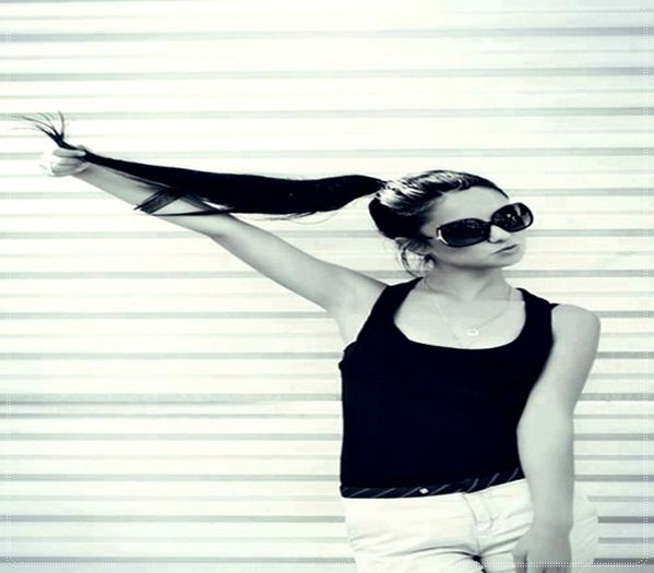 》*dupa ceva timp se ridica si intra in hotel, se aseaza pe o canapea*