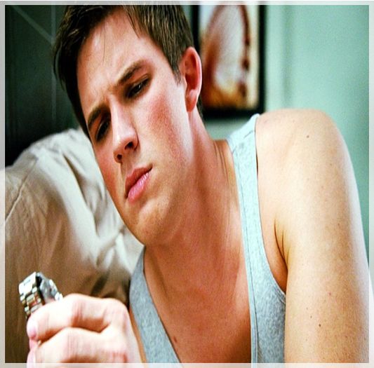 █ ▄→ -intră în bar, club sau ce era ăla şi se holbează la animatoare-