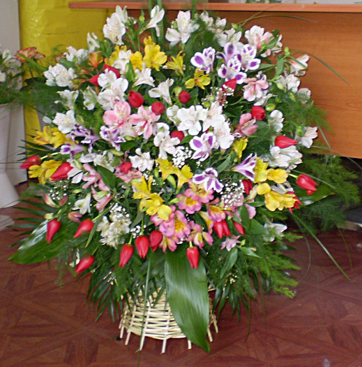 P2170337; Cos cu alstroemeria si lalele.
