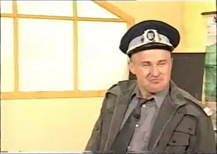 *pufneste in timp ce completeaza raportul* Si-a dat singur cu veioza-n cap zici?.... - Epii 16 _ Halloween - Trick or Treat
