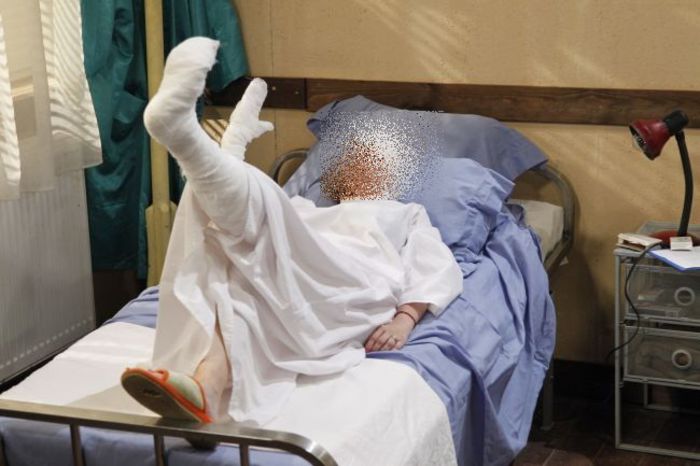 ~între timp, la spital, zane este stabilizat şi bandajat, însă în continuare inconştient~