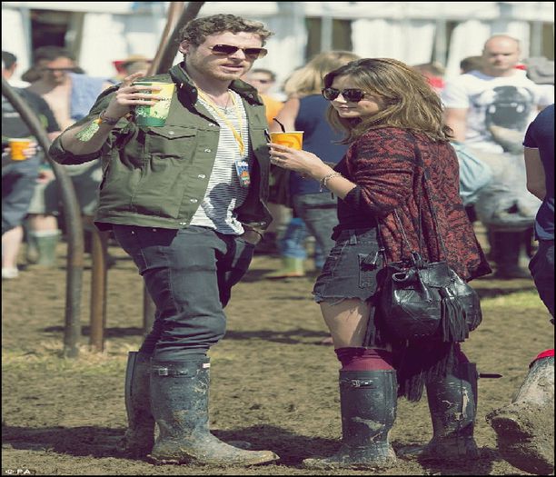 ×ᶠᶸᶜᵏᵧₒᵤ ☠ ¦ ¤îşi parchează maşina în faţa blocului lor şi se dă jos¤