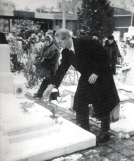 Regele Mihai la Cimitirul Eroilor Revolutiei; Bucuresti, Decembrie 1999
