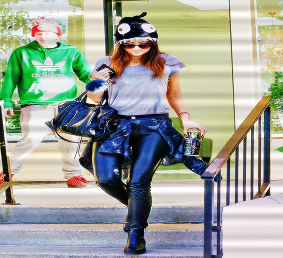 ⊿◤;.  Am o caciula cu un cap de lup , e de ajuns daca o pun doar pe aia ? [clk; - Epii 16 _ Halloween - Trick or Treat