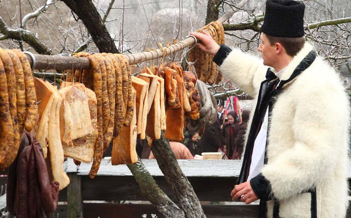 Dăngălău; =tăntălău,tont.&quot;Dăngălău de coptil o scăpat jos o fune de cîrnaţ si cînele o dat-o gata.Amu ce-oi pune-n loc?&quot;
