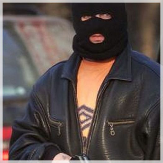 █ ▄→ -intră în bloc peste adda şi îi pune mâna la gură-o bagă într-o maşină şi pleacă-trimis de zane