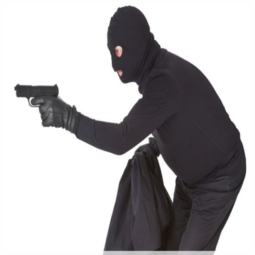 █ ▄→ -se ridică cum poate şi trage cu pistolul spre maşină-