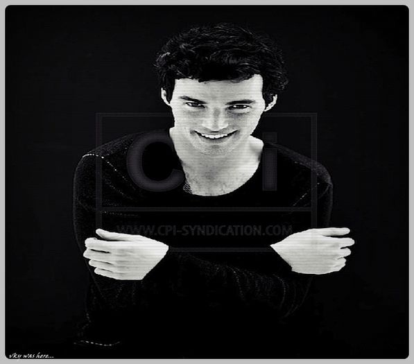 - Cine? Eu?... Neahhh... Nu`ss beat... Ete...[se pune intr`un picior;;[cl]; dar se dezechilibreaza si se prinde de masa* Cutremur.... O_o =)))))))))))
